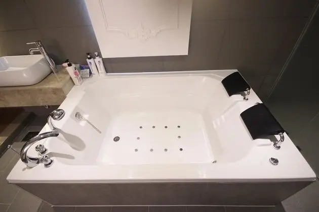 Oda (Premium (2 person whirlpool bathtub))
