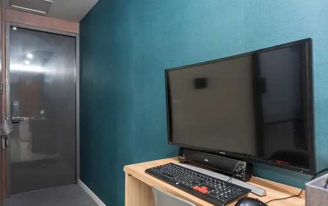 Oda (Deluxe (air purifier / office pc avai)