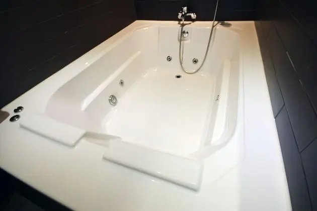Oda (VIP (2 person whirlpool tub wave Netf)