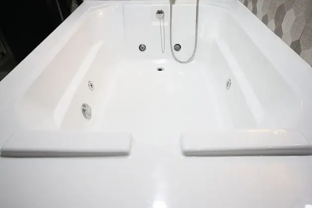 Oda (VIP (2 person whirlpool tub wave Netf)