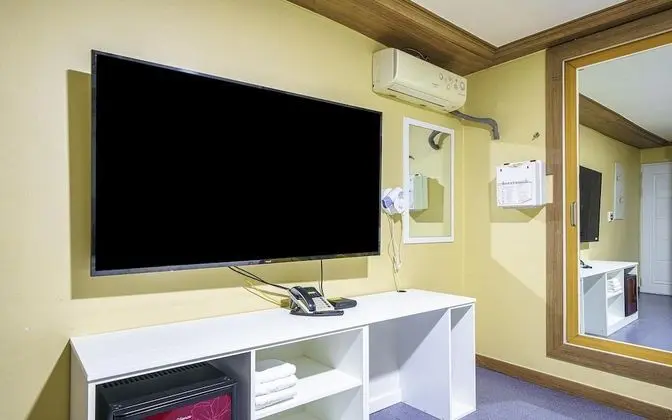 Oda (Family Room (65inch smart TV Netflix))