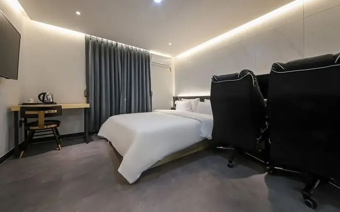 Oda (High-spec couple PC room (Netflix vie)