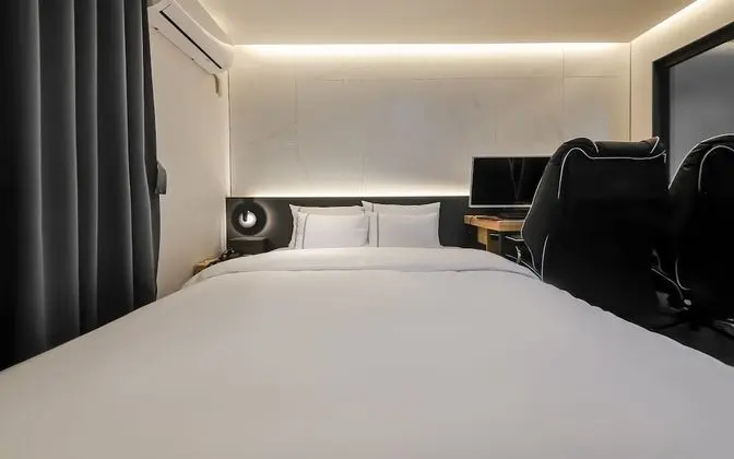 Oda (High-spec couple PC room (Netflix vie)