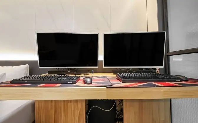 Oda (High-spec couple PC room (Netflix vie)