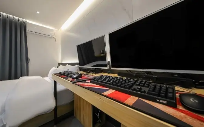 Oda (High-spec couple PC room (Netflix vie)