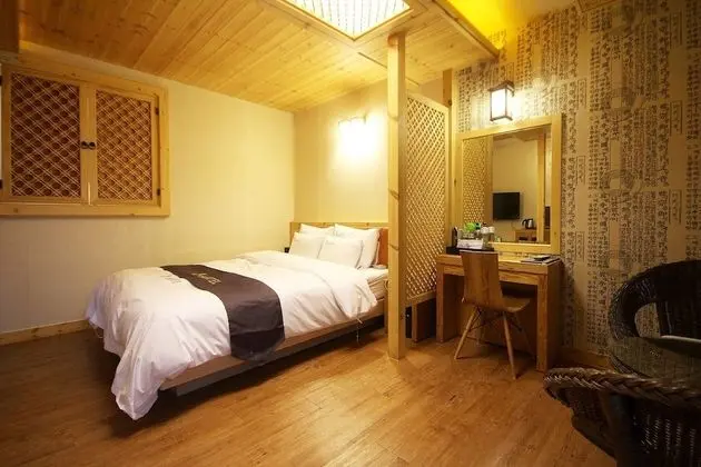 Oda (General room (although Netflix is ava)