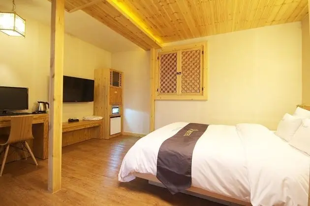 Oda (General room (although Netflix is ava)