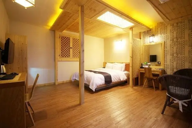 Oda (General room (although Netflix is ava)