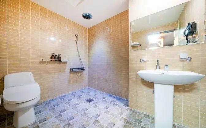 Oda (General room (although Netflix is ava)