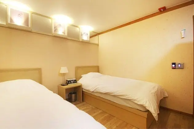 İki Ayrı Yataklı Oda (Extra futon set charge 10,000 on site)
