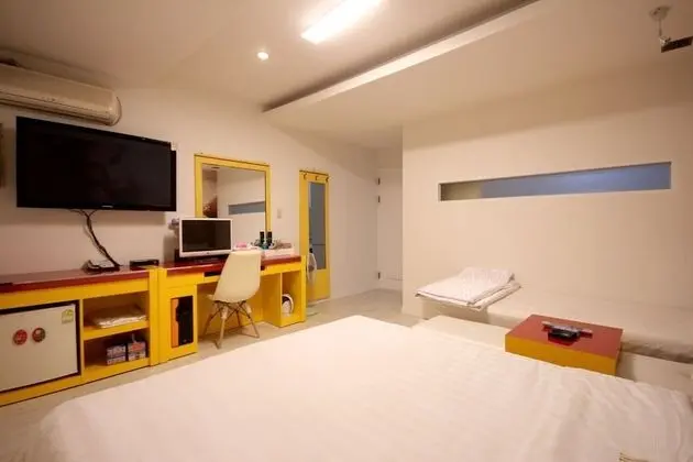 Oda (Twin (Double + Single Bed))