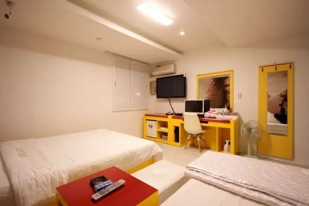 Oda (Twin (Double + Single Bed))