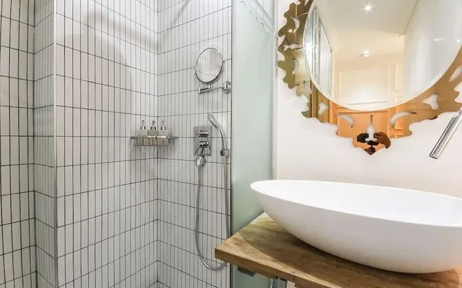 Oda (Premium Double (Bathtub) (Netflix Ava)