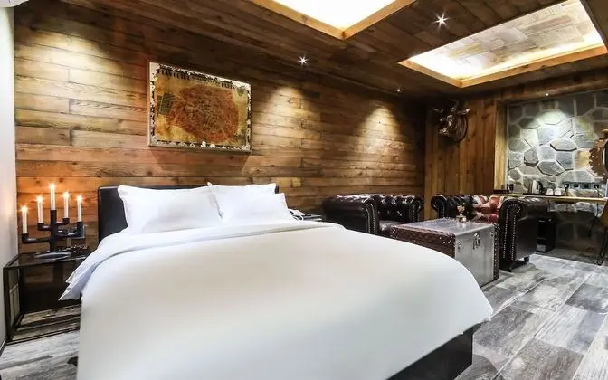 Oda (Suite (British Royal Lauren Williams )