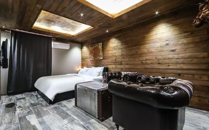 Oda (Suite (British Royal Lauren Williams )