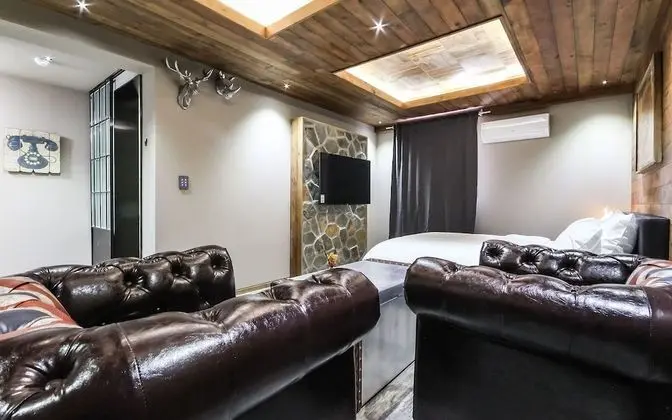 Oda (Suite (British Royal Lauren Williams )