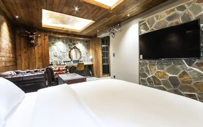 Oda (Suite (British Royal Lauren Williams )