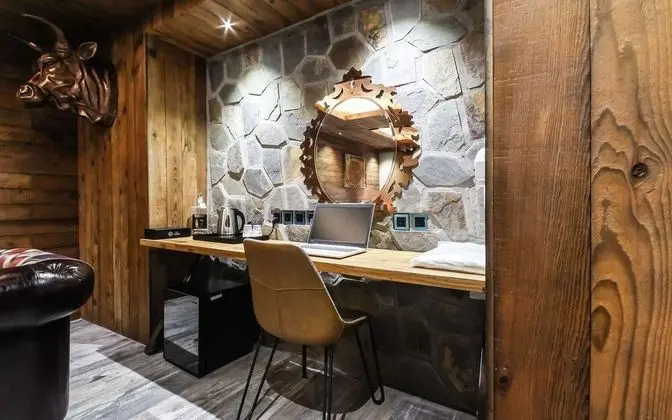 Oda (Suite (British Royal Lauren Williams )