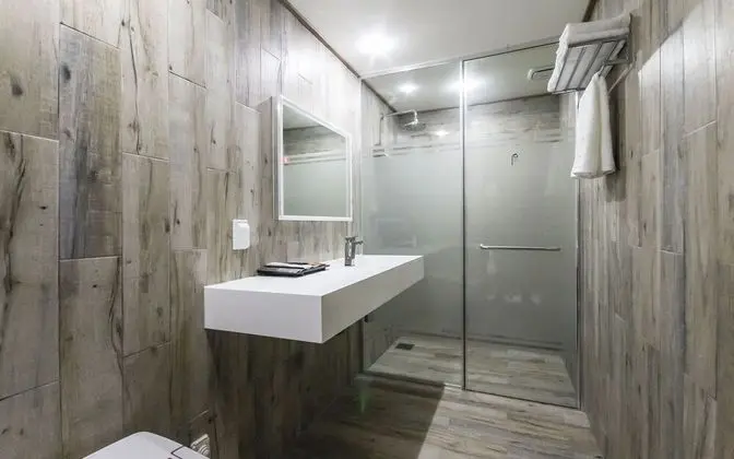 Oda (Suite (British Royal Lauren Williams )