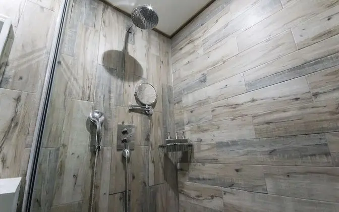 Oda (Suite (British Royal Lauren Williams )