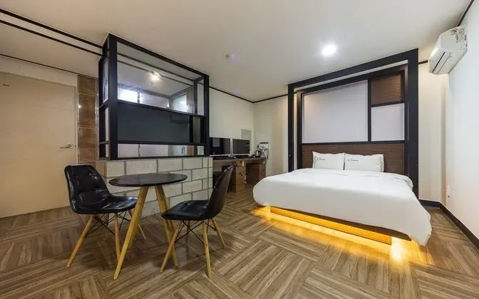 Oda (Gaming Room (High-end couple PC 200Hz)