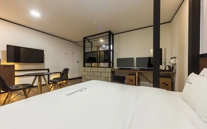 Oda (Gaming Room (High-end couple PC 200Hz)