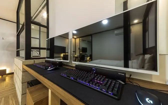 Oda (Gaming Room (High-end couple PC 200Hz)