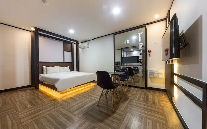 Oda (Gaming Room (High-end couple PC 200Hz)