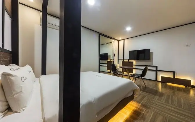Oda (Gaming Room (High-end couple PC 200Hz)