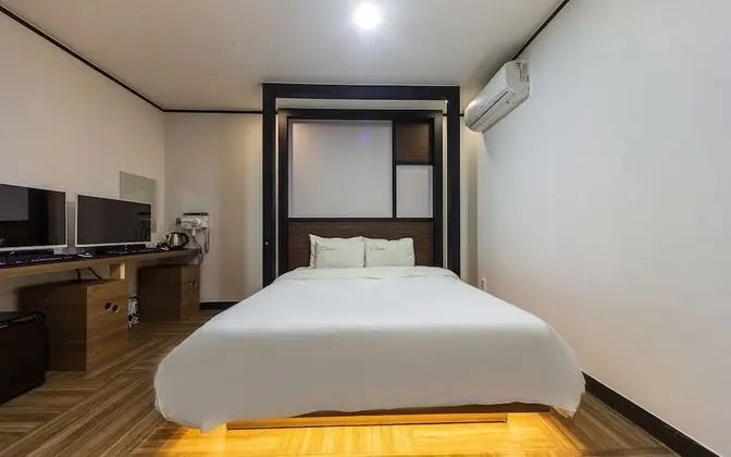 Oda (Gaming Room (High-end couple PC 200Hz)