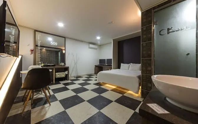 Oda (Gaming Room (High-end couple PC 200Hz)