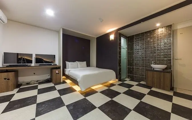 Oda (Gaming Room (High-end couple PC 200Hz)