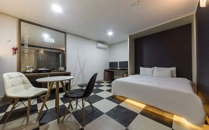 Oda (Gaming Room (High-end couple PC 200Hz)