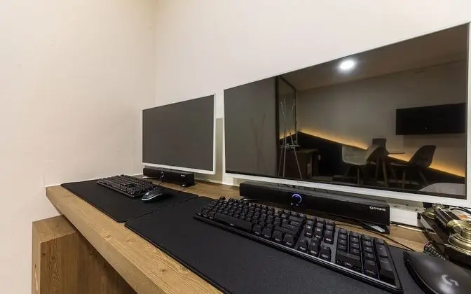 Oda (Gaming Room (High-end couple PC 200Hz)