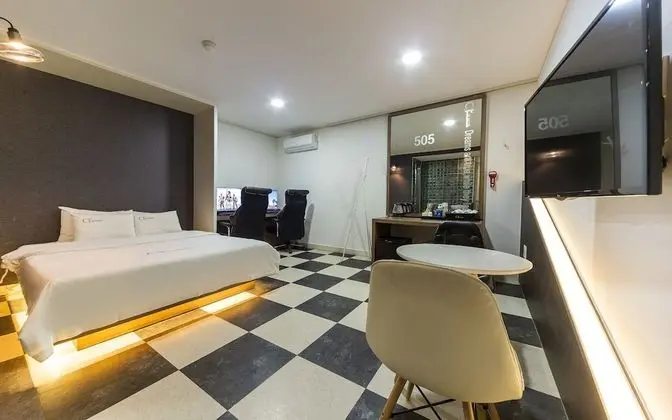 Oda (Gaming Room (High-end couple PC 200Hz)