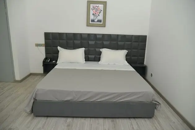 Senior Tek Büyük Yataklı Oda