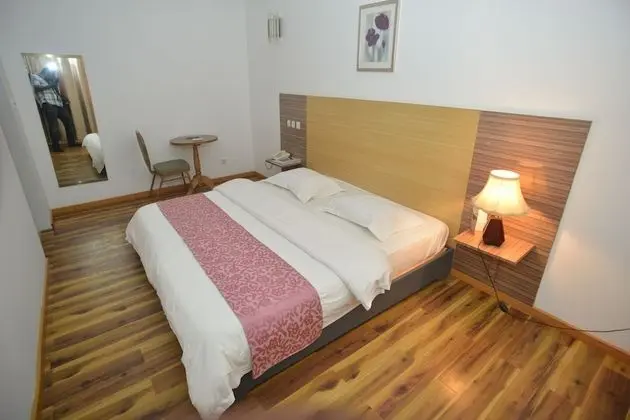 Senior Tek Büyük Yataklı Oda