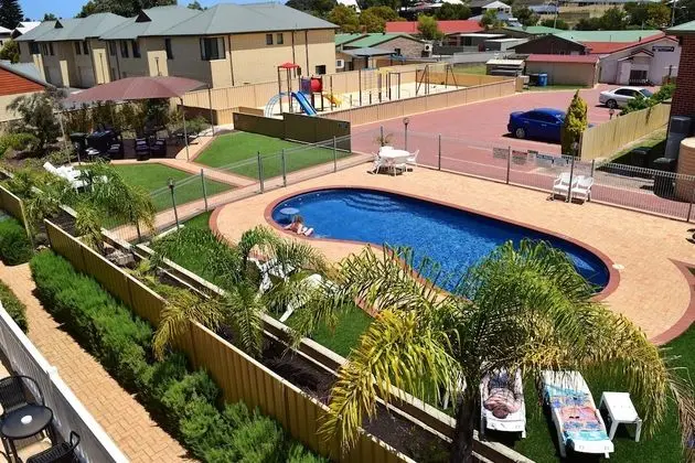 Tek Büyük veya İki Ayrı Yataklı Oda, Sigara İçilmez, Küçük Mutfak (Pool View Motel Room)