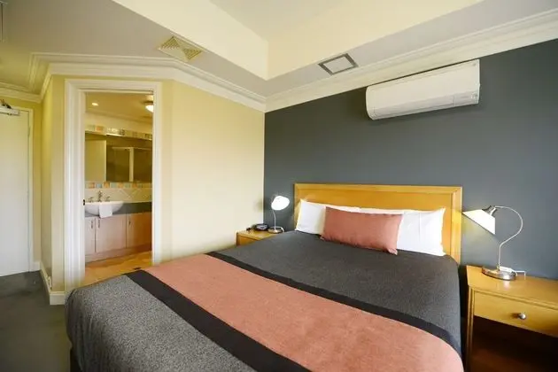 Tek Büyük veya İki Ayrı Yataklı Oda, Sigara İçilmez, Küçük Mutfak (Pool View Motel Room)