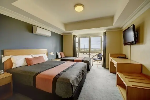 Tek Büyük veya İki Ayrı Yataklı Oda, Sigara İçilmez, Küçük Mutfak (Pool View Motel Room)