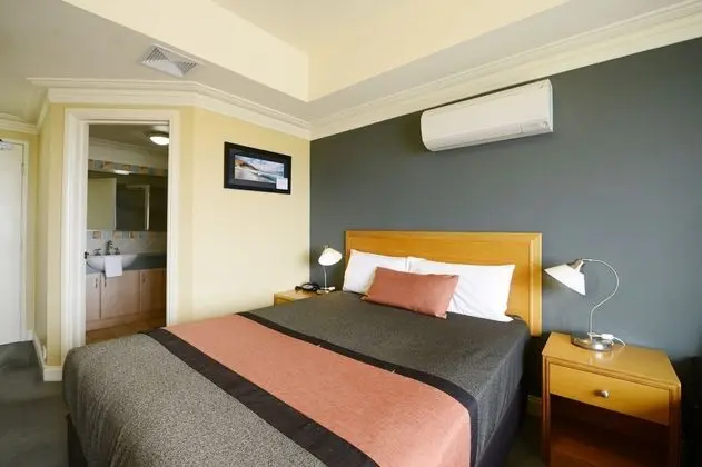 Tek Büyük veya İki Ayrı Yataklı Oda, Sigara İçilmez, Küçük Mutfak (Pool View Motel Room)