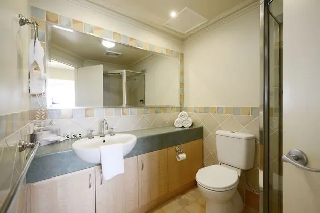 Tek Büyük veya İki Ayrı Yataklı Oda, Sigara İçilmez, Küçük Mutfak (Pool View Motel Room)