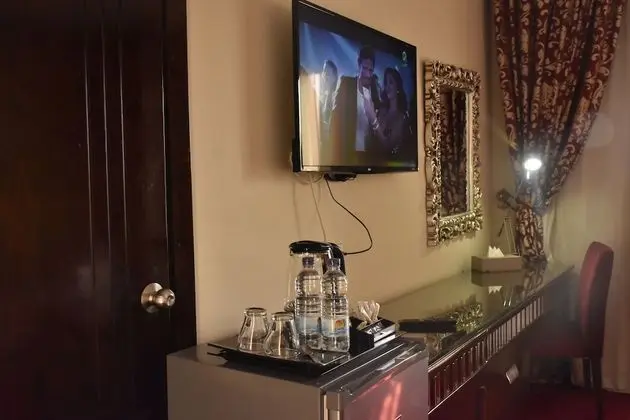 Deluxe Tek Büyük veya İki Ayrı Yataklı Oda, Havuz Manzaralı