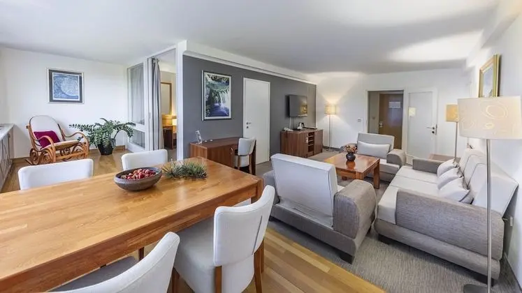 Superior Suite, Lake Side