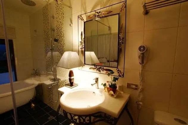 Romantic Tek Büyük Yataklı Oda, 1 Büyük (Queen) Boy Yatak, Küvet, Denize Sıfır