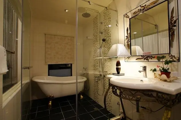 Romantic Tek Büyük Yataklı Oda, 1 Büyük (Queen) Boy Yatak, Küvet, Denize Sıfır