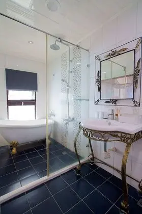 Romantic Tek Büyük Yataklı Oda, 1 Büyük (Queen) Boy Yatak, Küvet, Denize Sıfır