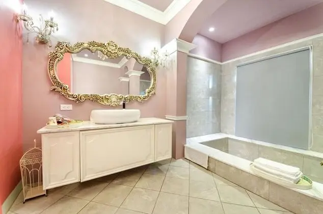 Deluxe Tek Büyük Yataklı Oda (102)