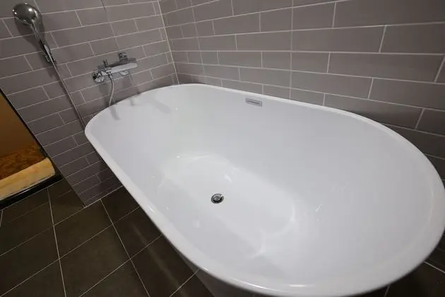 Standard Oda, Küvet (No Breakfast provided on Sunday)
