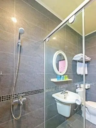 Dört Kişilik Oda (202)